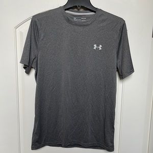 Under Armour
Size medium
Men’s athletic shirt